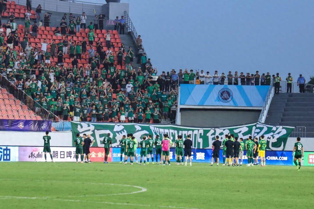 关于国安客场击败泰达2-0，施密特赛后赞队员表现的信息