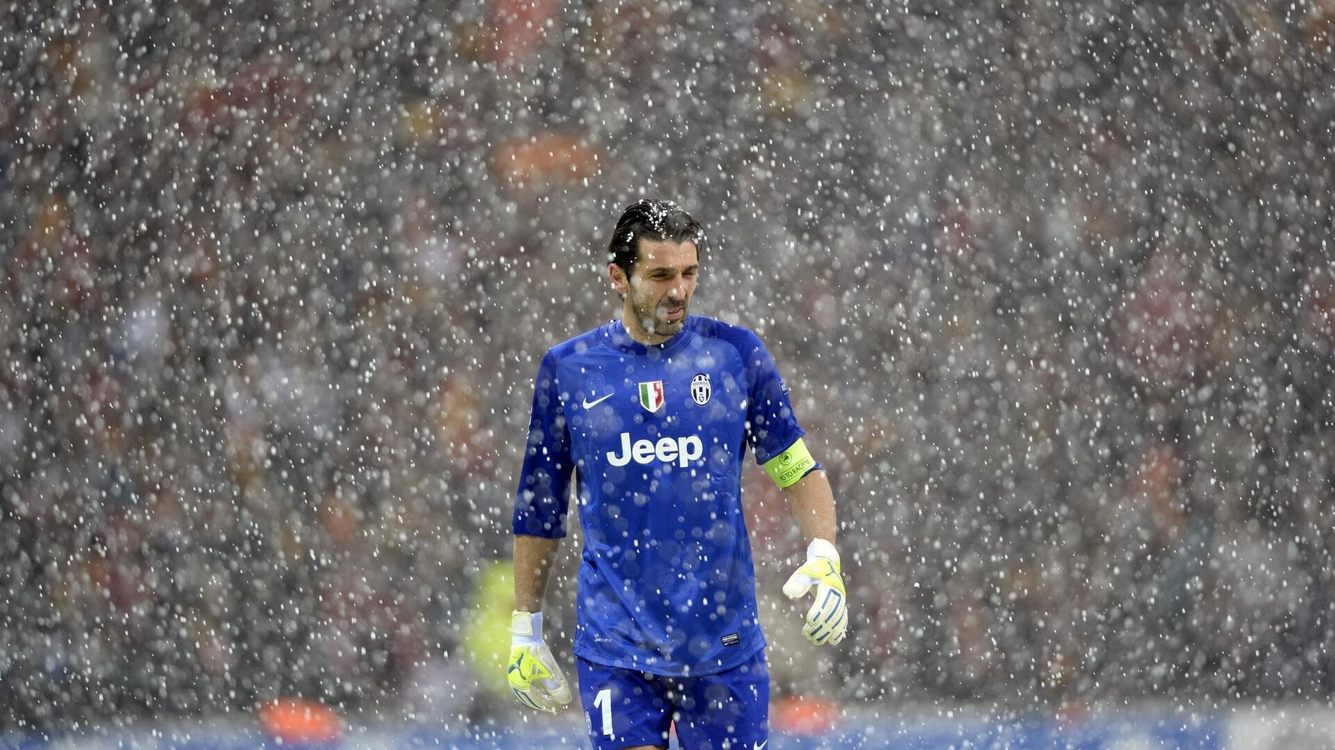 罗马铁骑碾过安菲尔德,阿什拉夫一鸣惊人改写战局